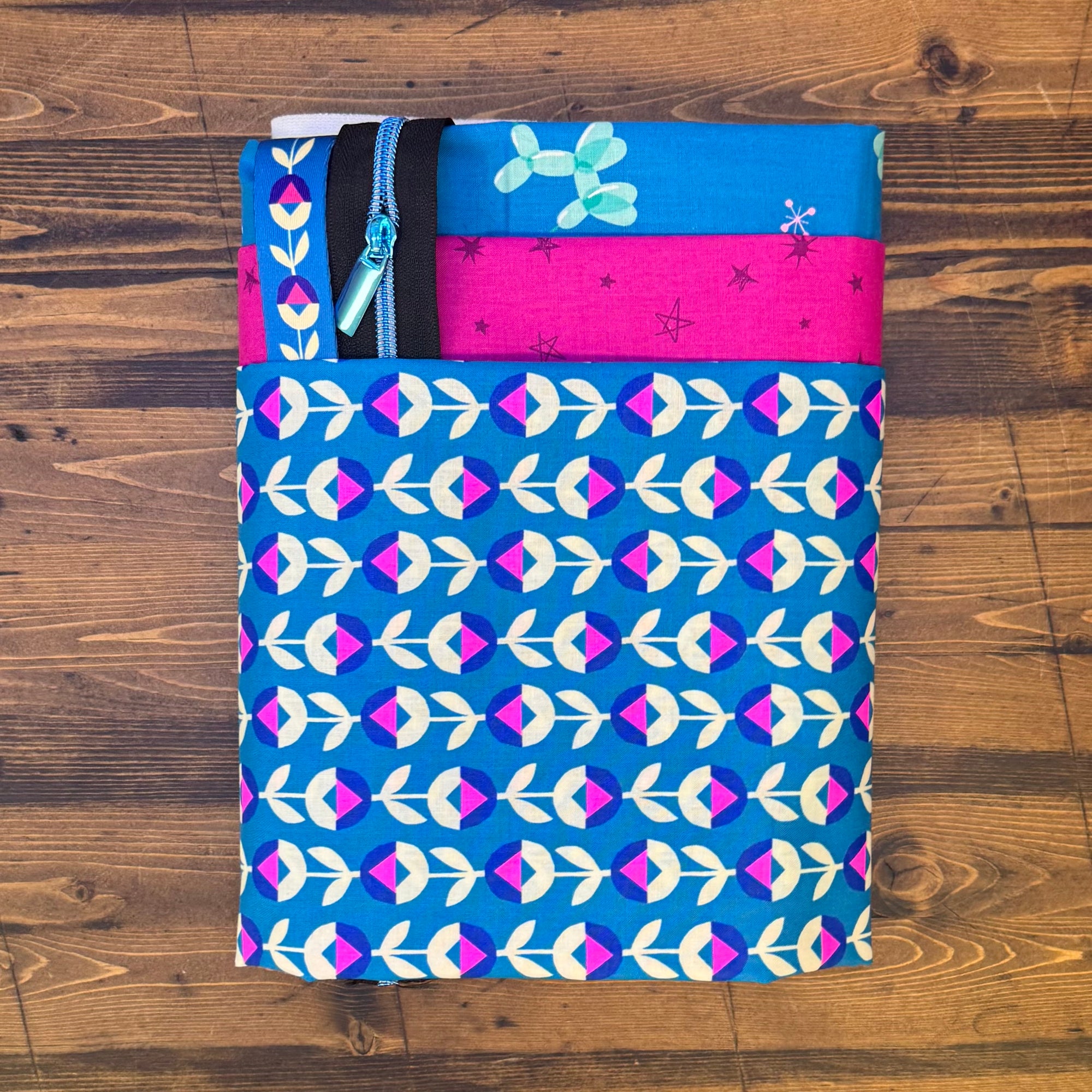 Poolside Tote Kit - Symbolic/Handiwork - Light blue Webbing Poolside Tote Kit - Symbolic/Handiwork - Light blue Webbing