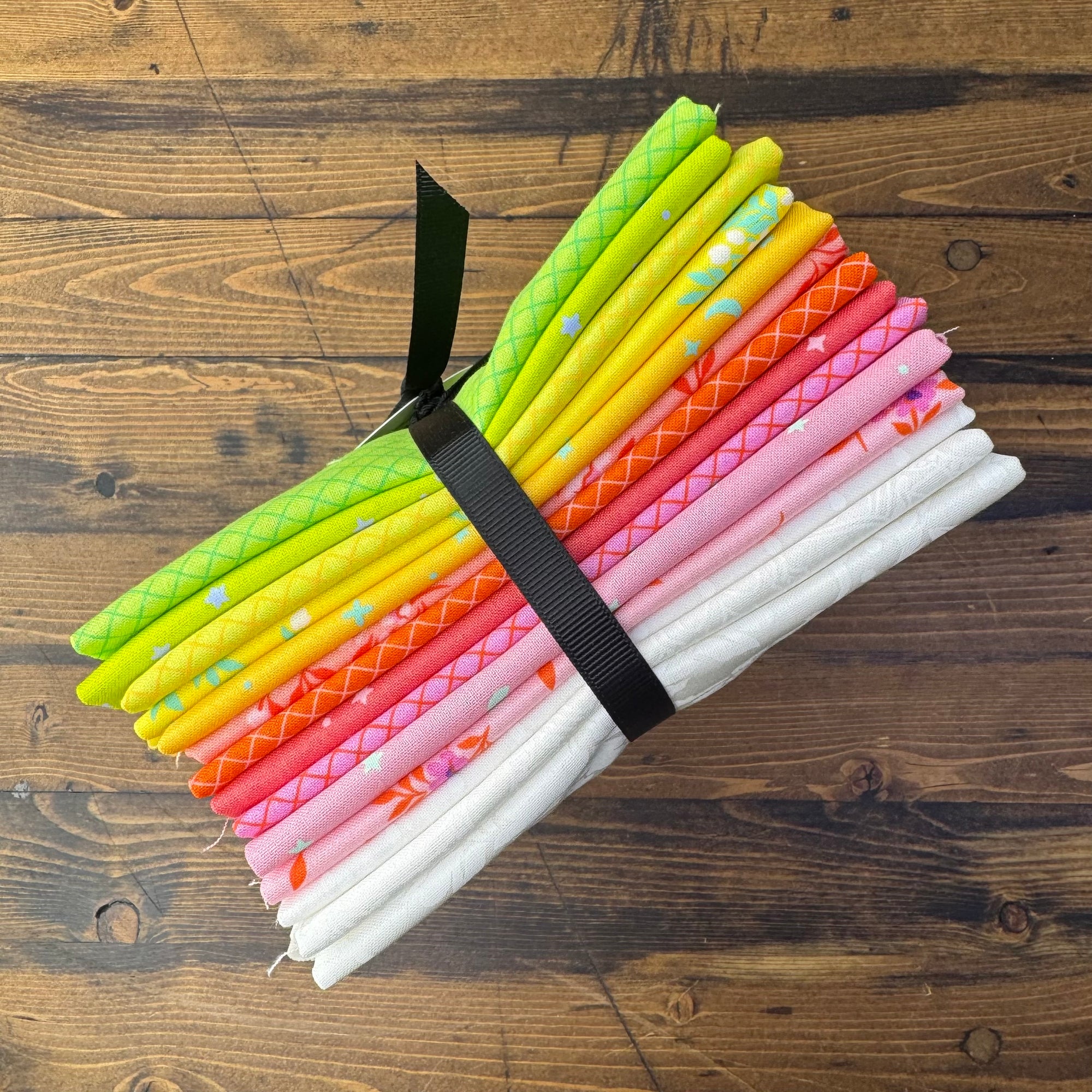 True Colours 2025 Fat Quarter Bundle - Warm